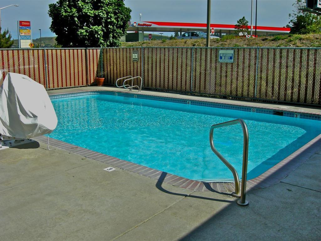 Super 8 By Wyndham The Dalles Or Bagian luar foto